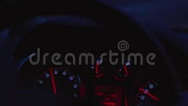 汽车驾驶时的汽车仪表盘，控制面板在黑暗中